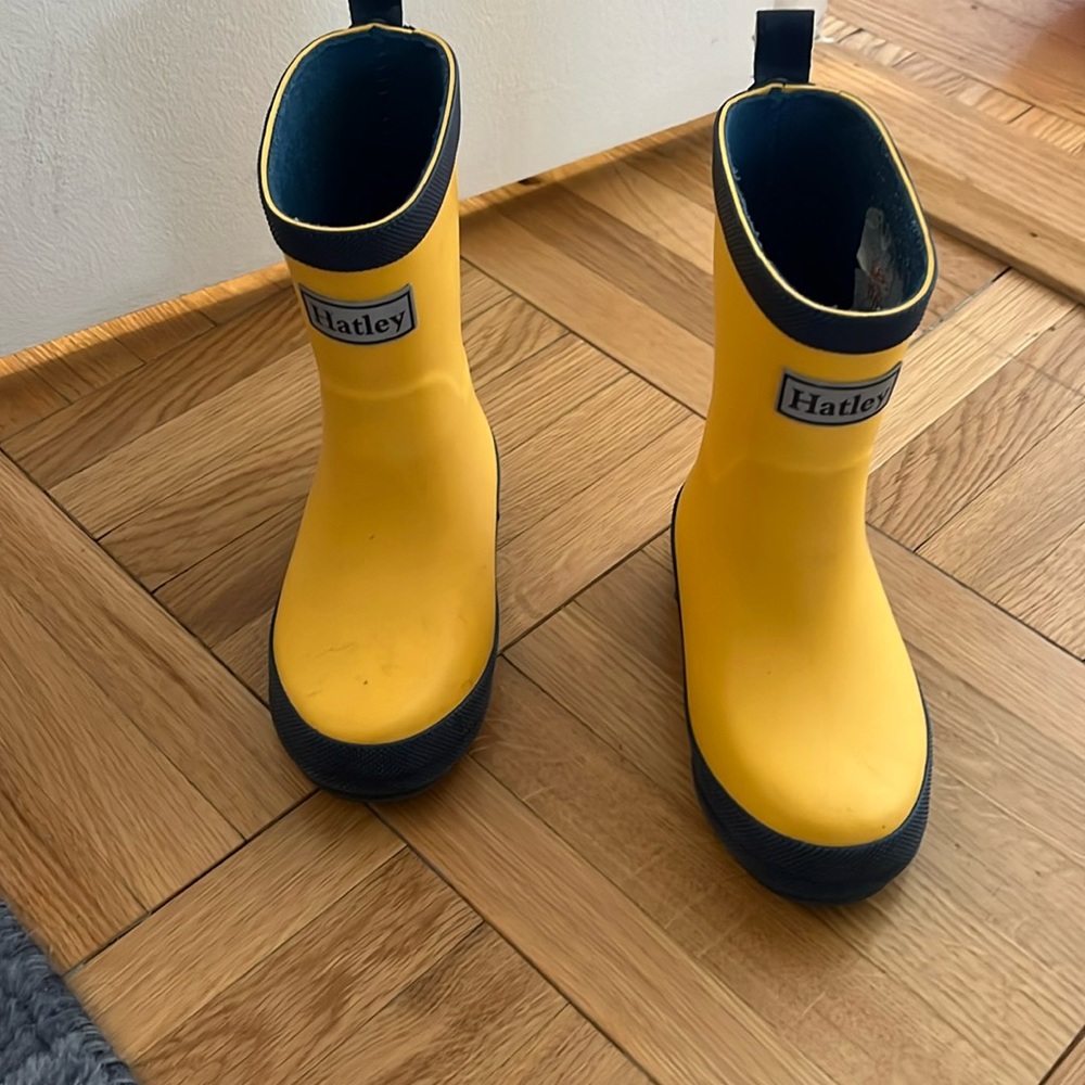 Kids yellow rainboots size 9